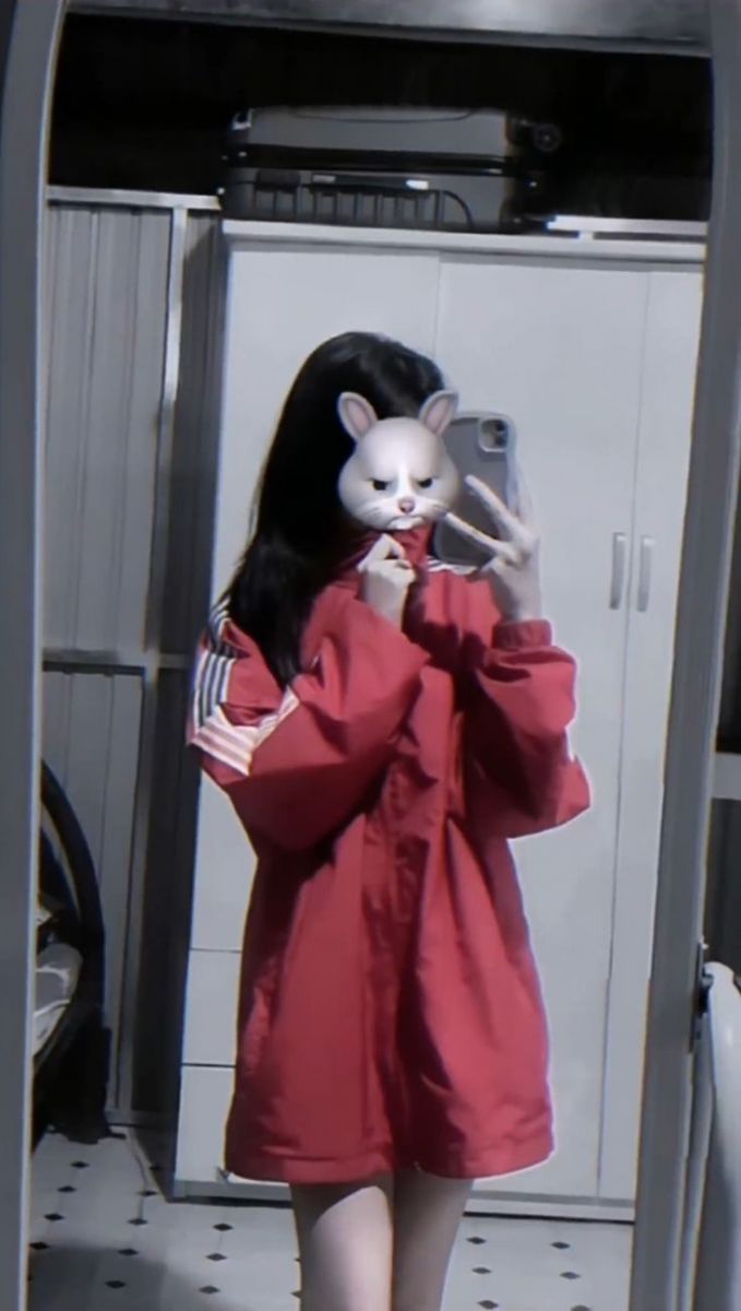 Gái trẻ mặc áo khoác đọ dáng chụp ảnh selfie trong gương