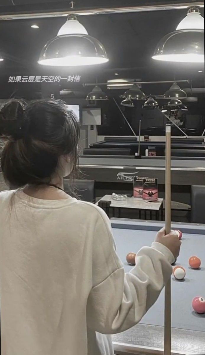 Gái trẻ mặc áo khoác trắng tại phòng bi-a