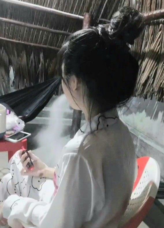 Gái trẻ mặc áo ngủ trắng hoa tiết dễ thương