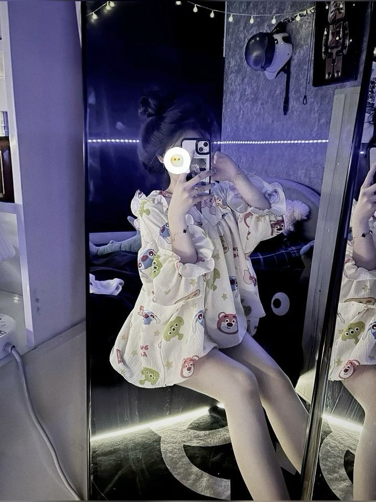 Gái trẻ mặc áo oversized hoa tiết dễ thương chụp selfie