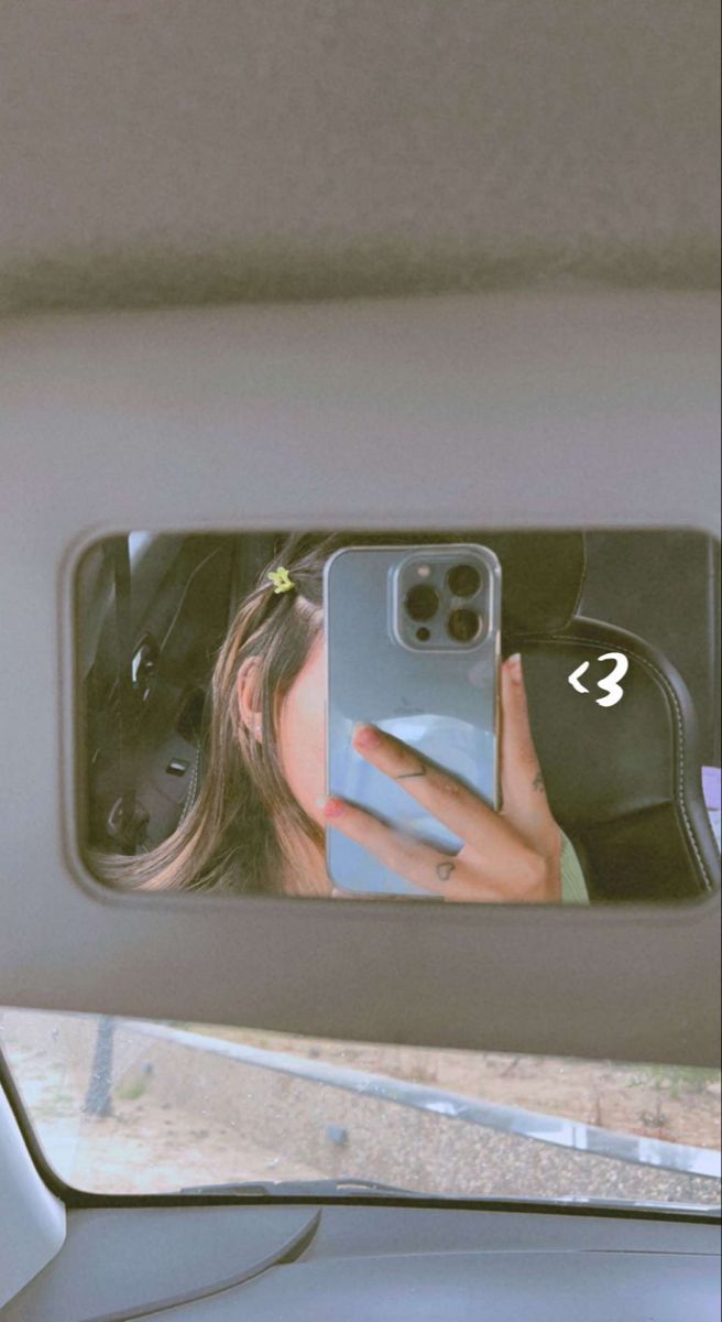 Gái trẻ mặc áo phông chụp ảnh selfie trong xe hơi