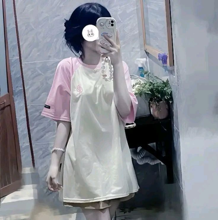 Gái trẻ mặc áo phông màu hồng và vàng chụp ảnh selfie