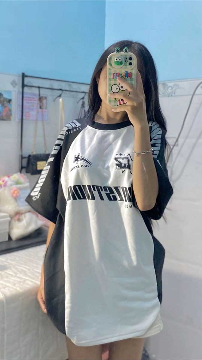Gái trẻ mặc áo phông oversized chụp ảnh selfie trong phòng