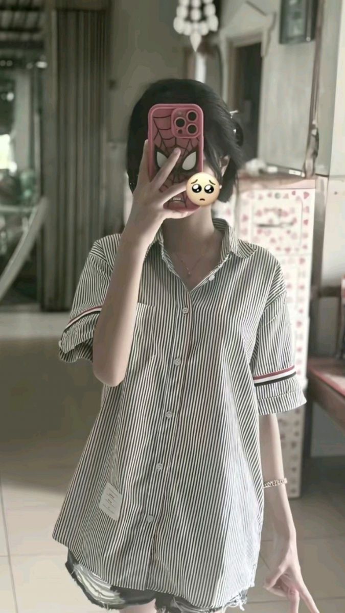 Gái trẻ mặc áo sơ mi sọc chụp ảnh selfie dễ thương