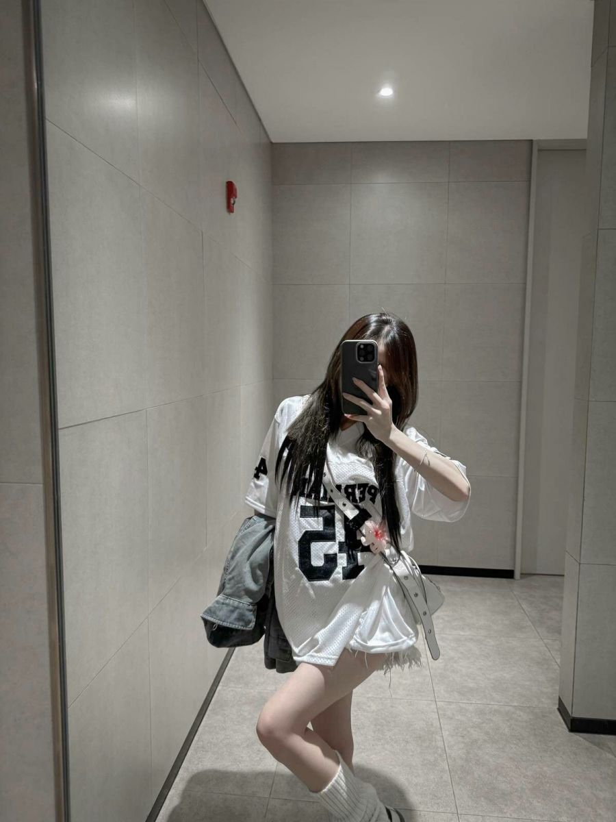 Gái trẻ mặc áo thun trắng oversized và quần short