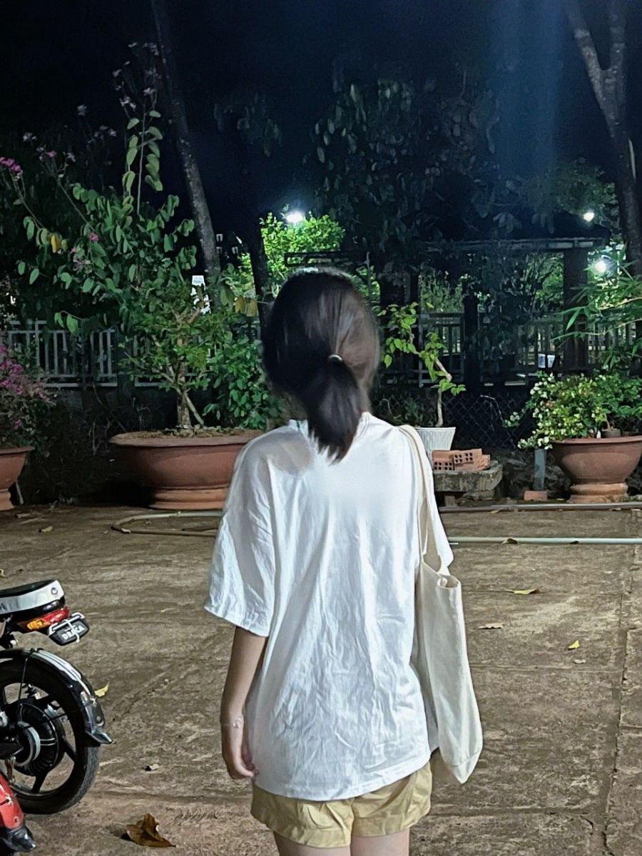 Gái trẻ trong ảnh mặc áo phông trắng và quần shorts vàng