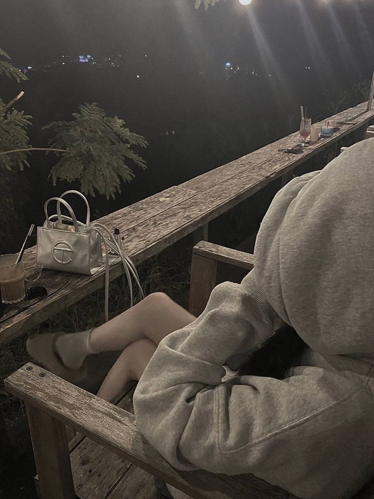 Gái trẻ trong áo hoodie xám tại quán cà phê