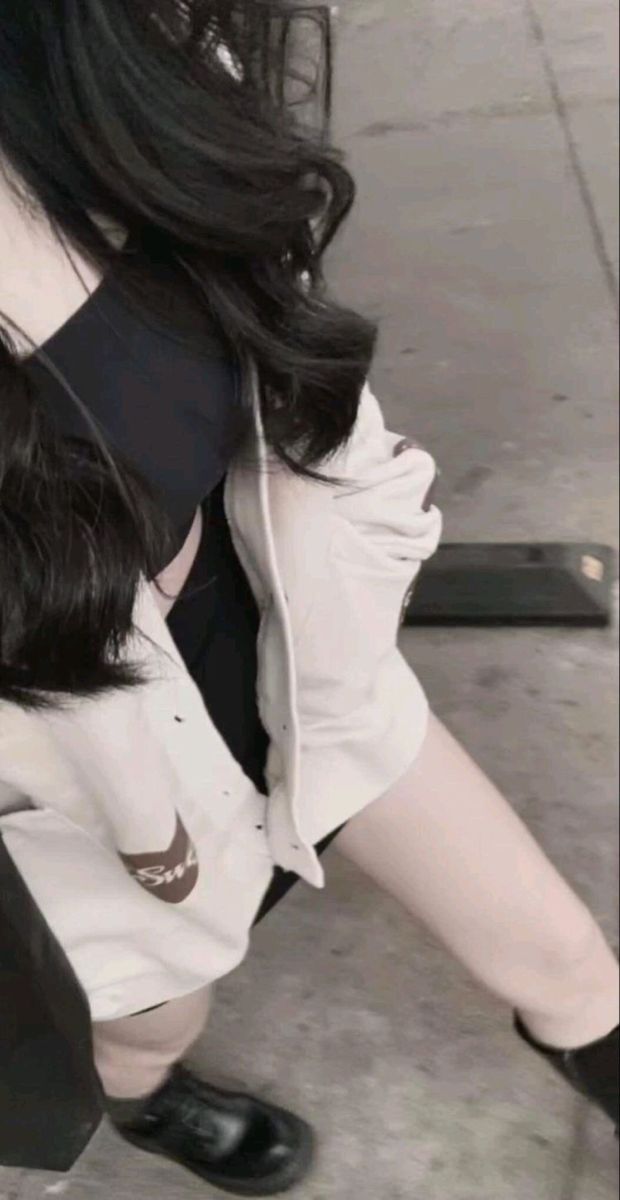 Gái trẻ tự tin với áo khoác trắng và đen