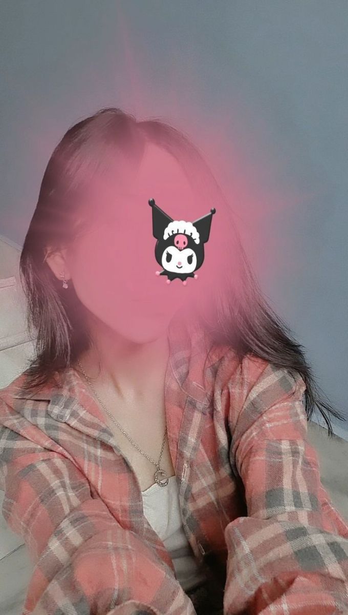 Gái trẻ xinh đẹp chụp selfie với áo khoác caro hồng