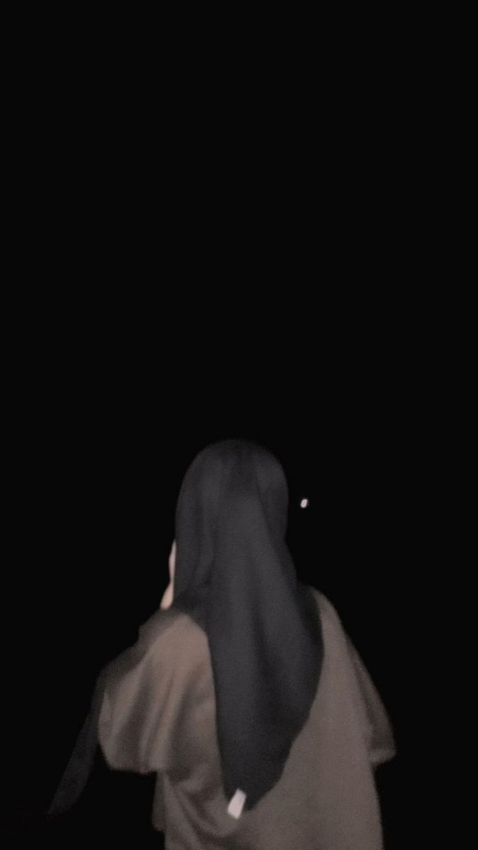 Gái trẻ xinh đẹp trong áo thun rộng và khăn hijab
