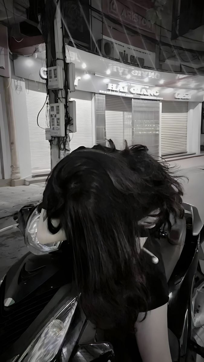 Gái xinh buồn trong đêm khuya bên xe máy