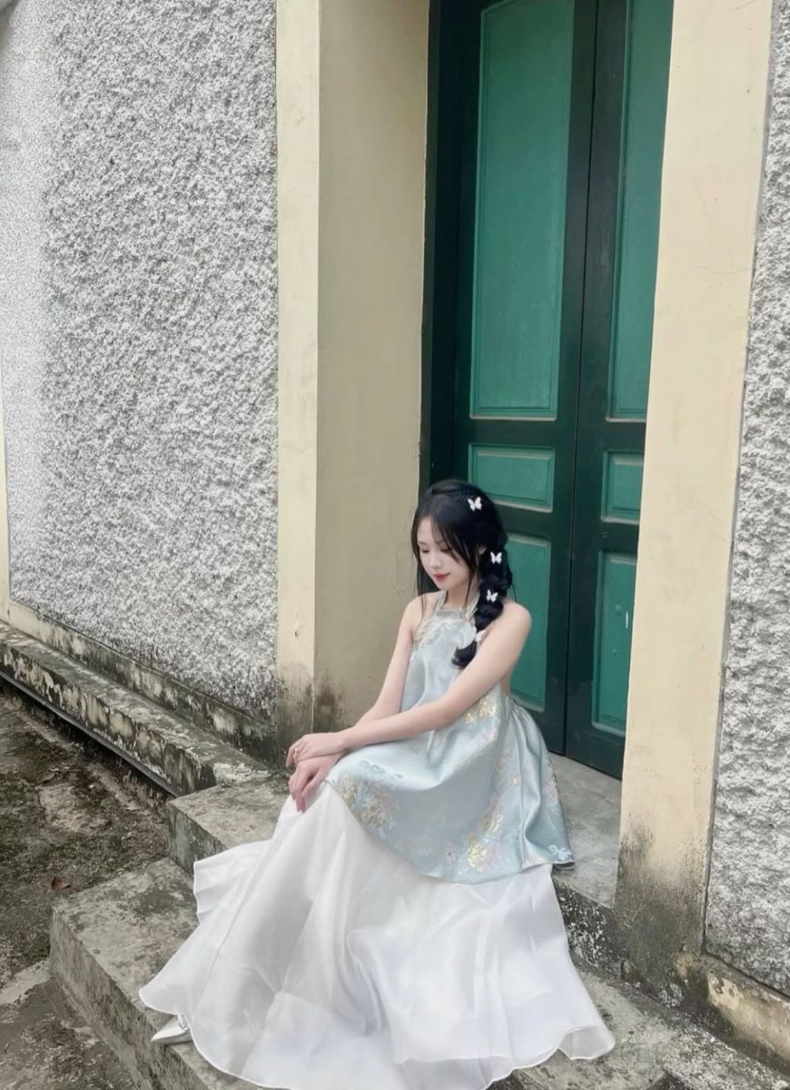 Gái xinh chân dài trong áo dài xanh và chân váy trắng