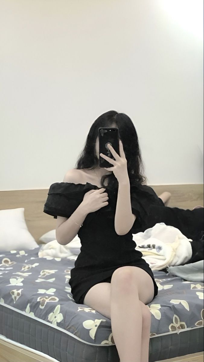 Gái xinh diện áo đen trẻ vai tạo dáng chụp selfie trong gương