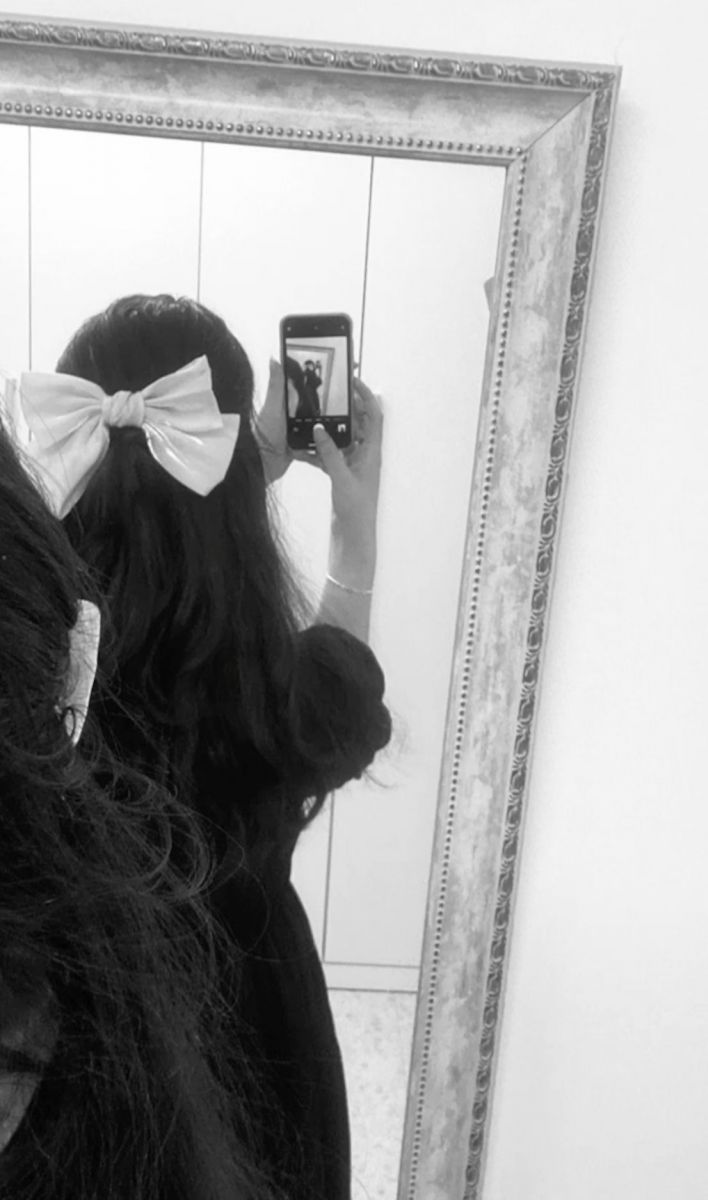 Gái xinh diện áo đen tự tin chụp selfie trước gương