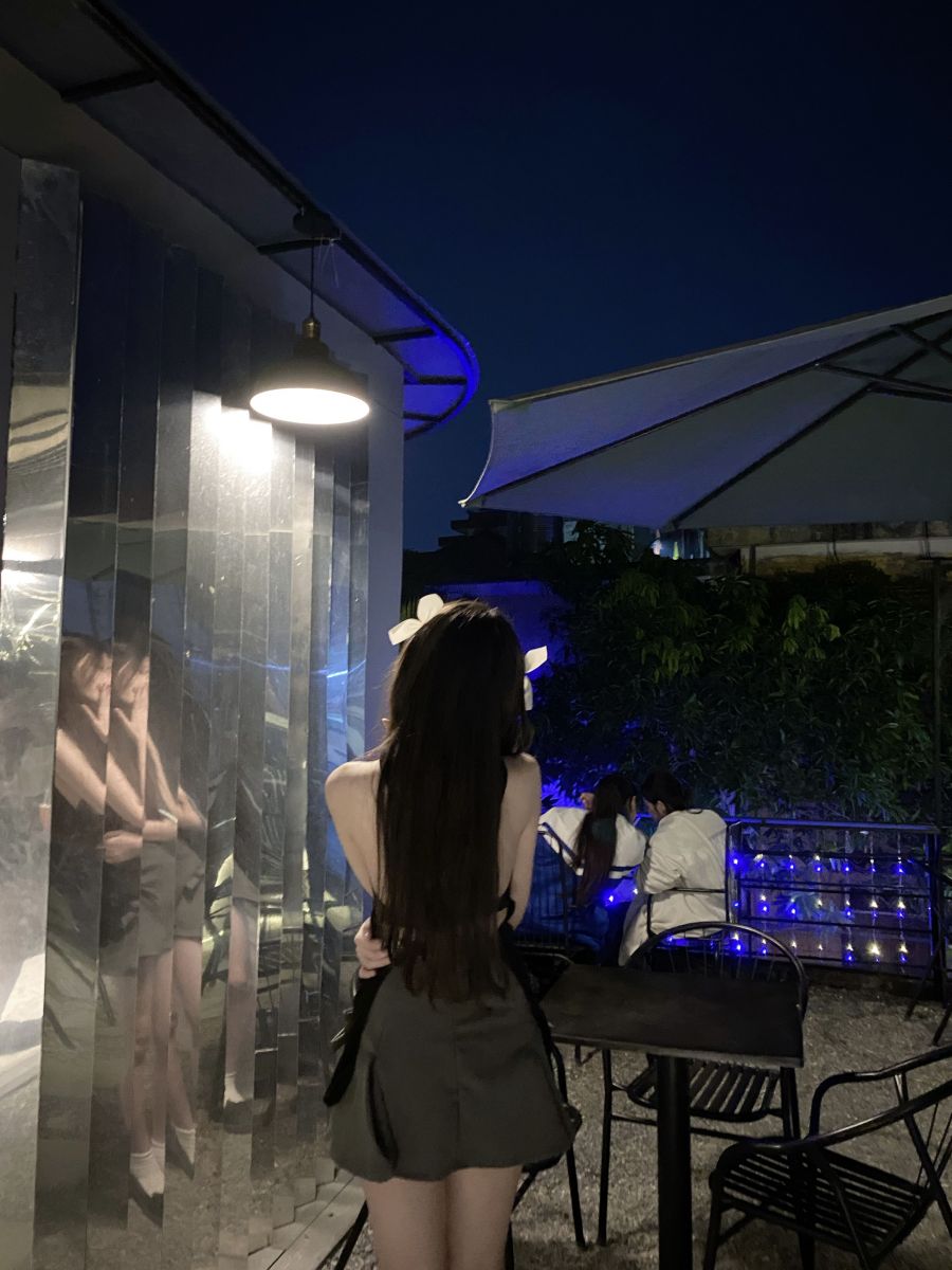 Gái xinh diện áo nhó và chân váy tại quán cà phê ngoài trời