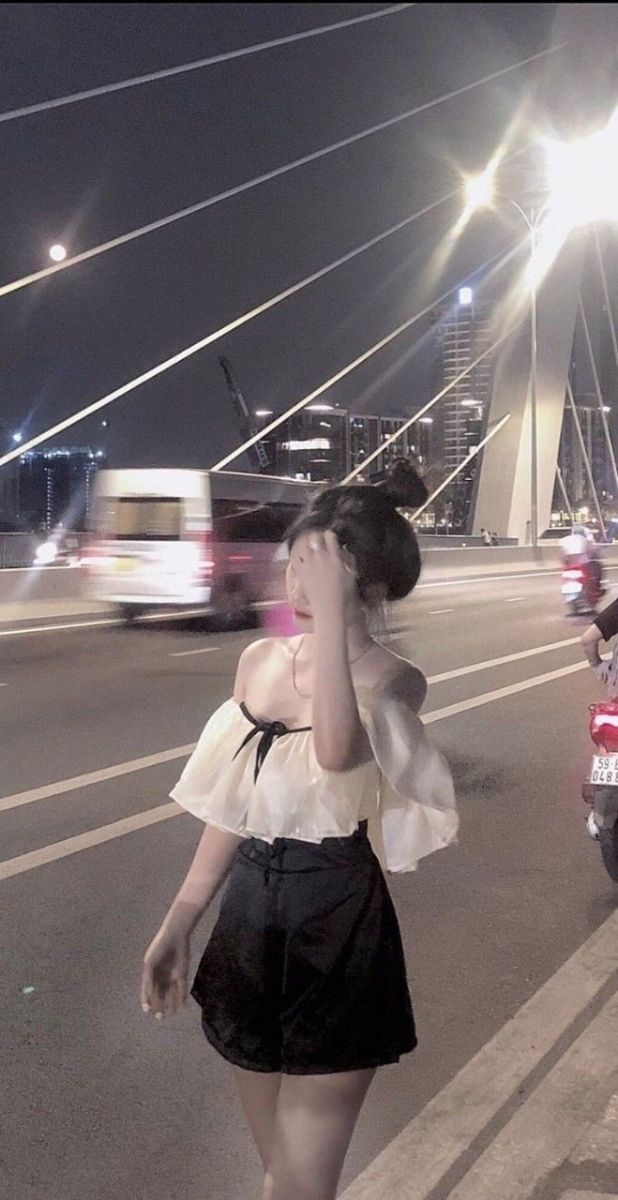 Gái xinh diện áo off-shoulder trắng và quần shorts đen