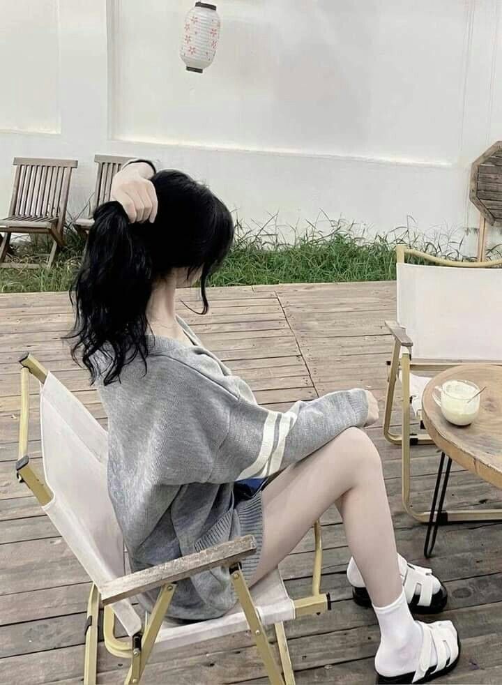 Gái xinh diện áo sweater xám và quần shorts đáng yêu