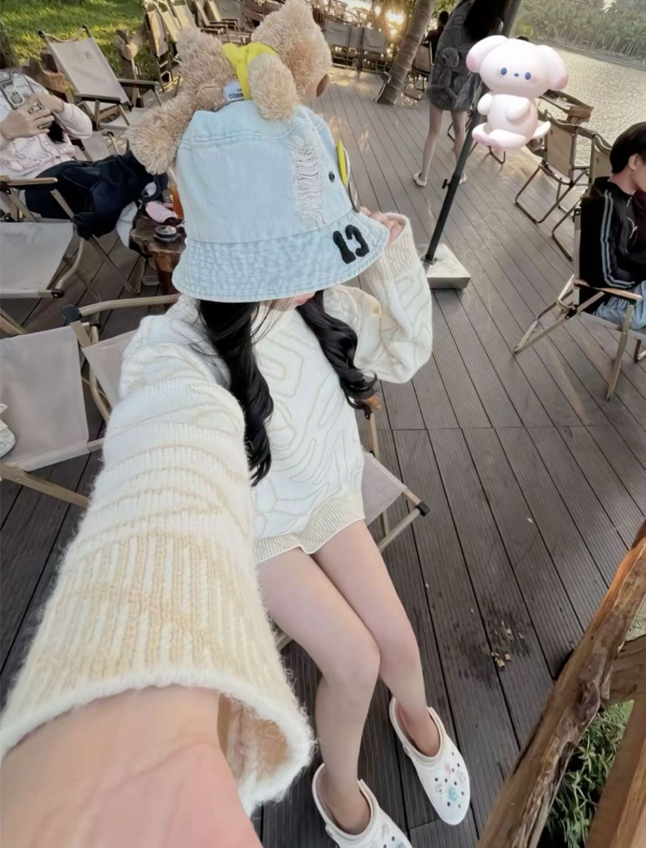 Gái xinh đón nắng trong quán café ven hồ