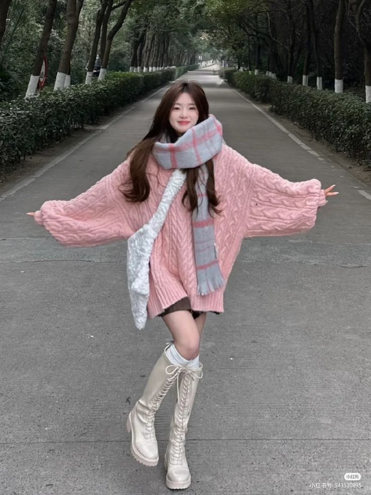 Gái xinh không mặc áo - Phong cách áo len hồng oversized