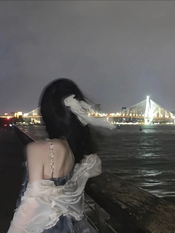 Gái xinh không mặc áo: Sắc đẹp tỏa sáng bên lan can