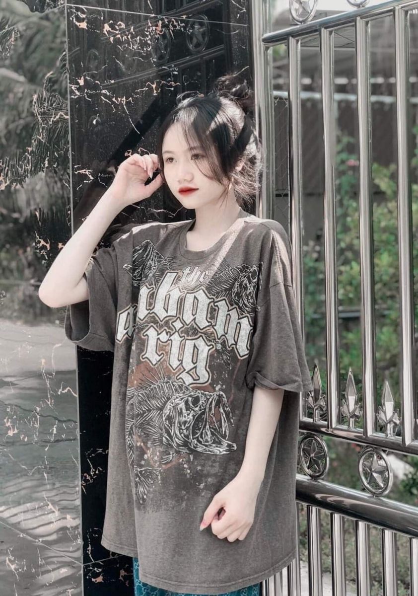 Gái xinh không mặc áo, dịu dàng bên công viên