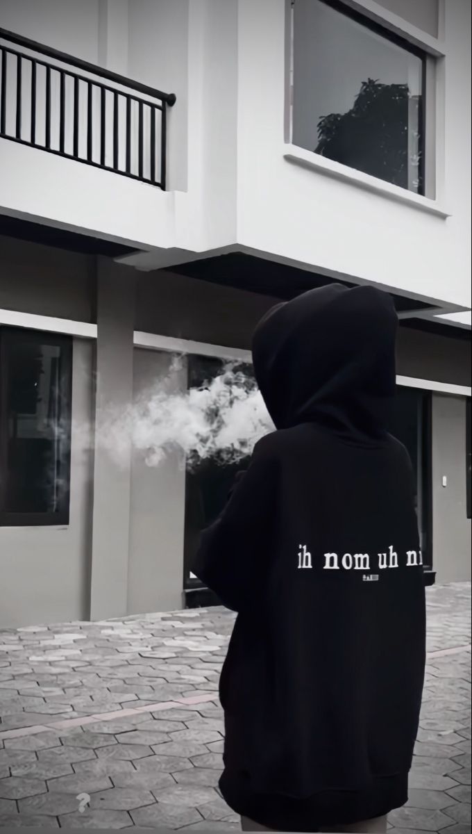 Gái xinh không mặc áo hoodie đen dạo phố hè