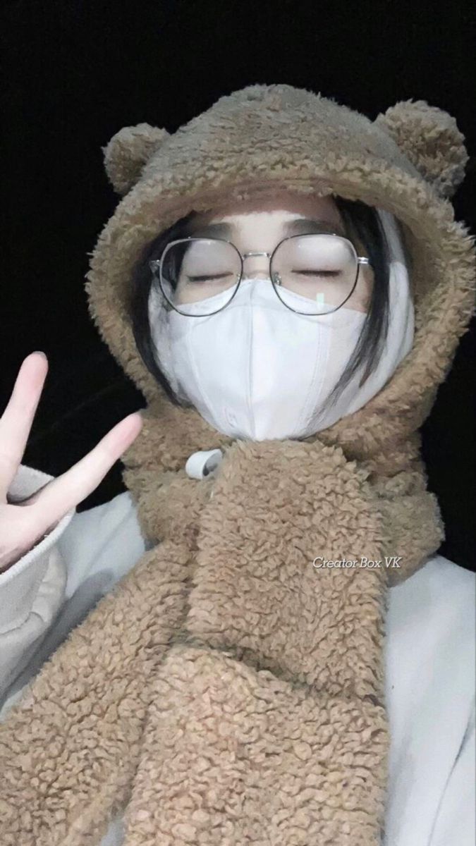 Gái xinh không mặc áo hoodie trắng và khăn cổ nâu