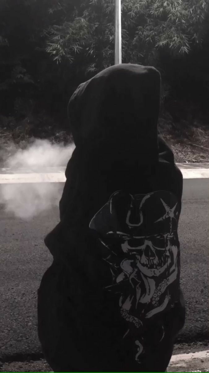 Gái xinh không mặc áo khoác đen có hình skull trên đường phố