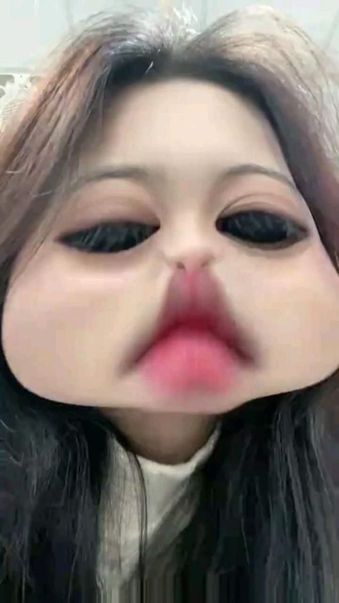 Gái xinh không mặc áo khoác đen và áo len trắng chụp ảnh selfie