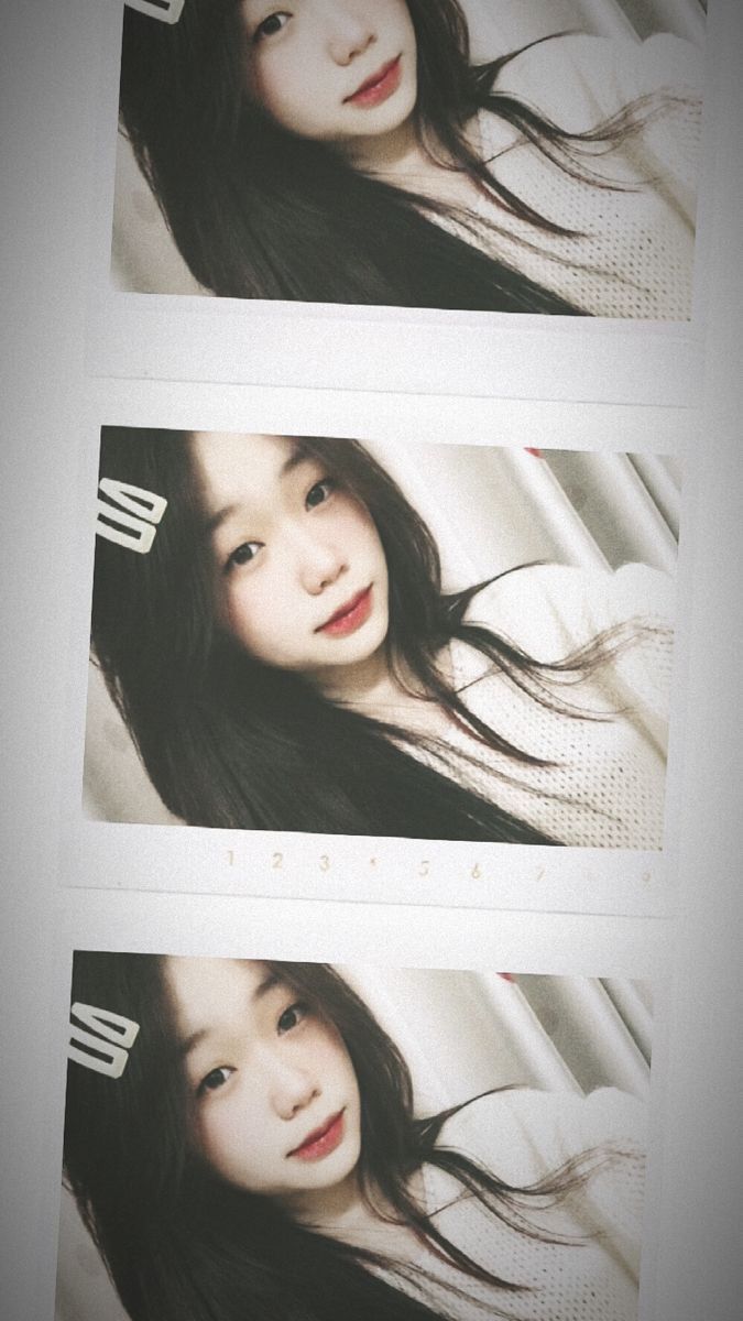 Gái xinh không mặc áo len trắng chụp selfie trong không gian nhẹ nhàng