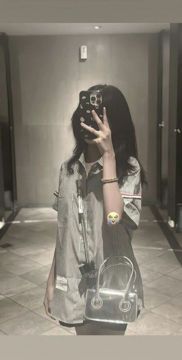 Gái xinh không mặc áo sơ mi kẻ sọc chụp ảnh selfie trong gương