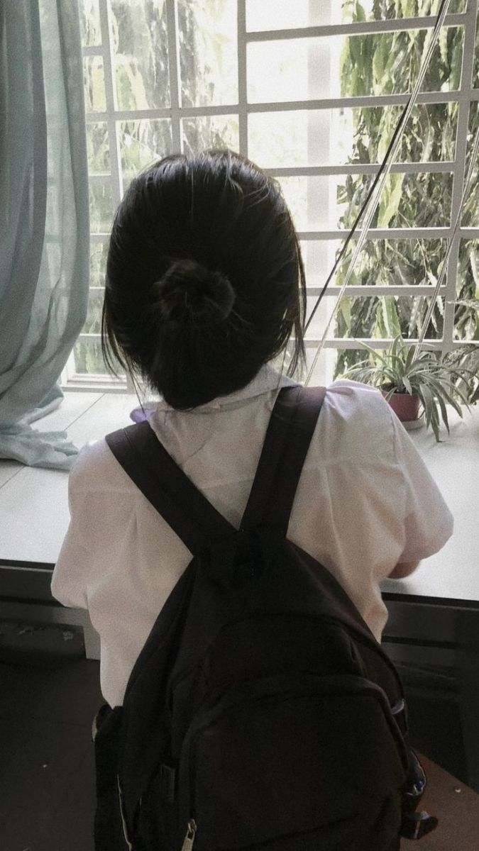 Gái xinh không mặc áo sơ mi trắng bên cửa sổ