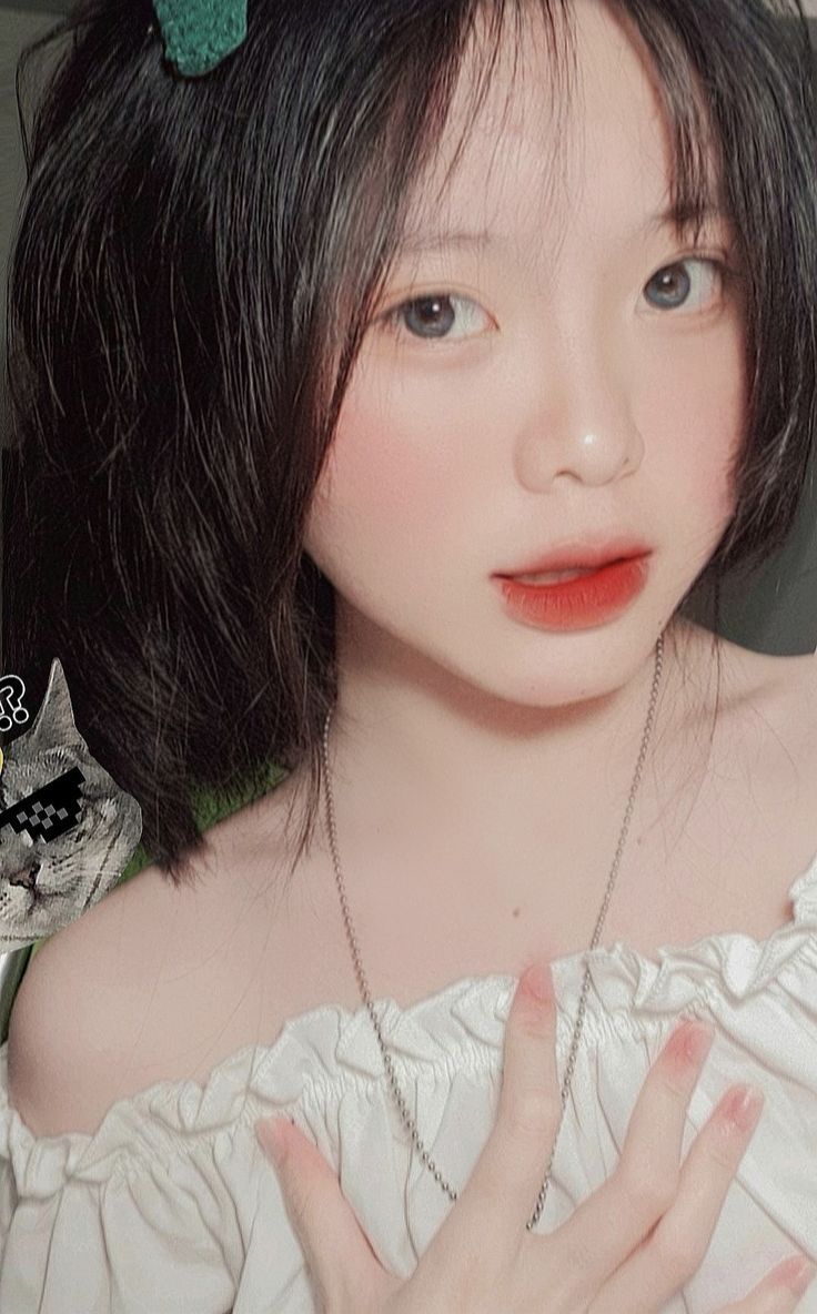 Gái xinh không mặc áo sơ mi trắng thanh lịch