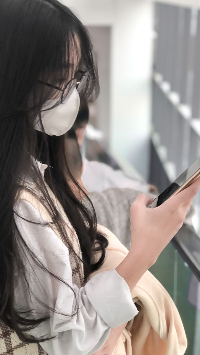 Gái xinh không mặc áo, tạo dáng với áo sơ mi trắng