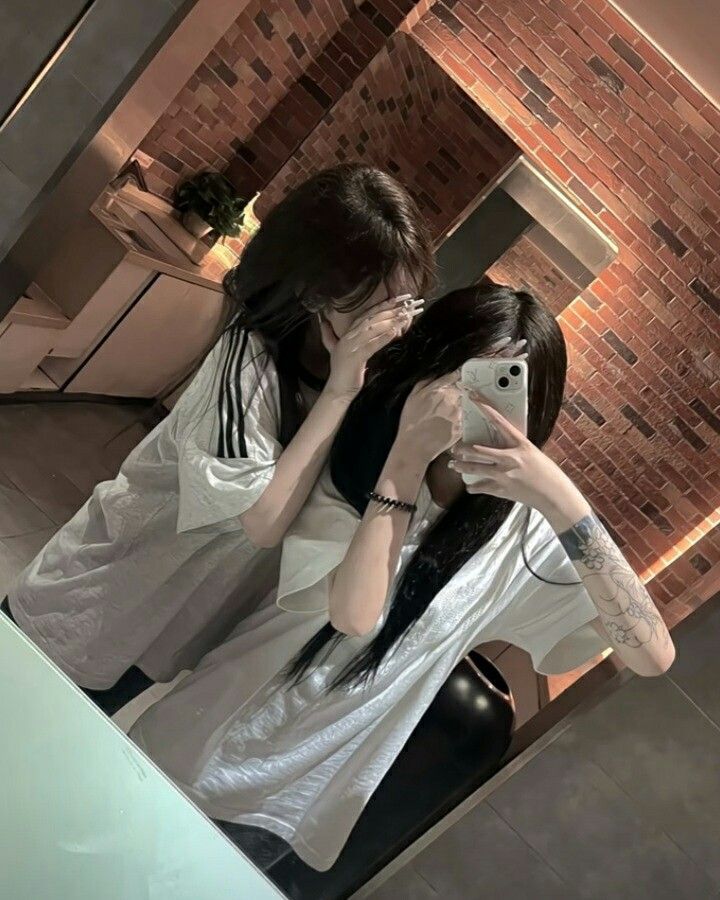 Gái xinh không mặc áo với áo phông oversized trắng