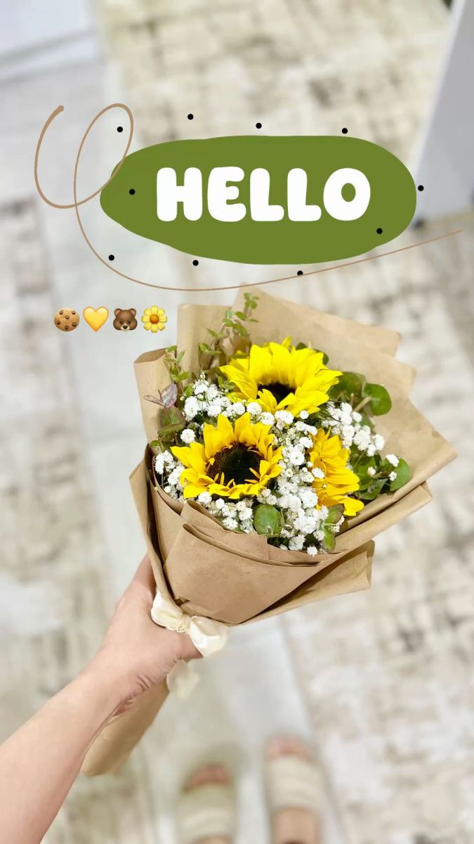 Gái xinh không mặc nội y bên hoa hướng dương rực rỡ