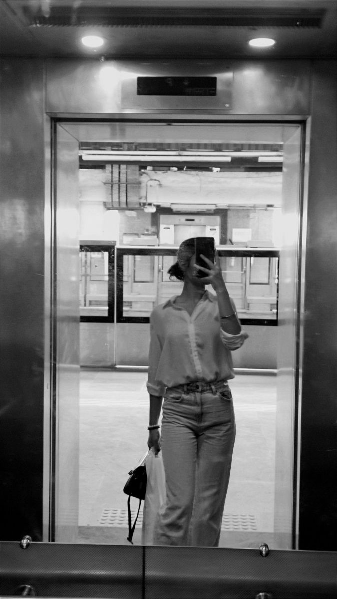 Gái xinh không mặc quần áo: Phong cách áo sơ mi trắng và quần jeans