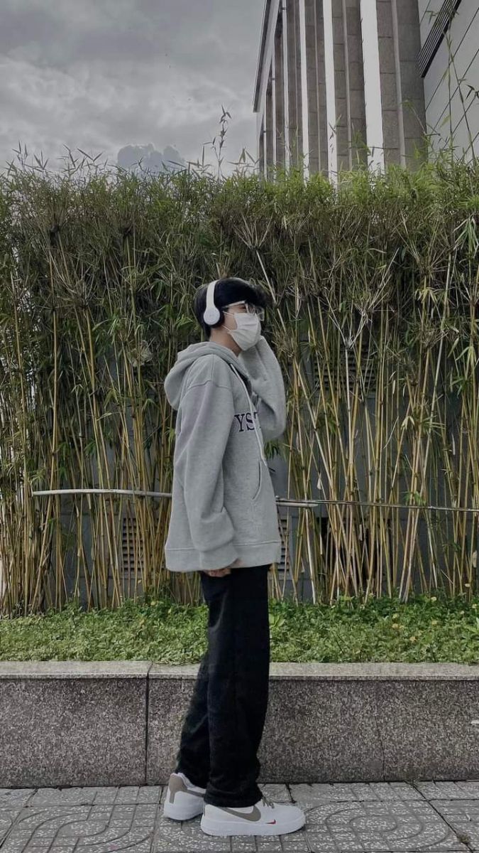 Gái xinh không mặc quần áo cùng áo hoodie xám