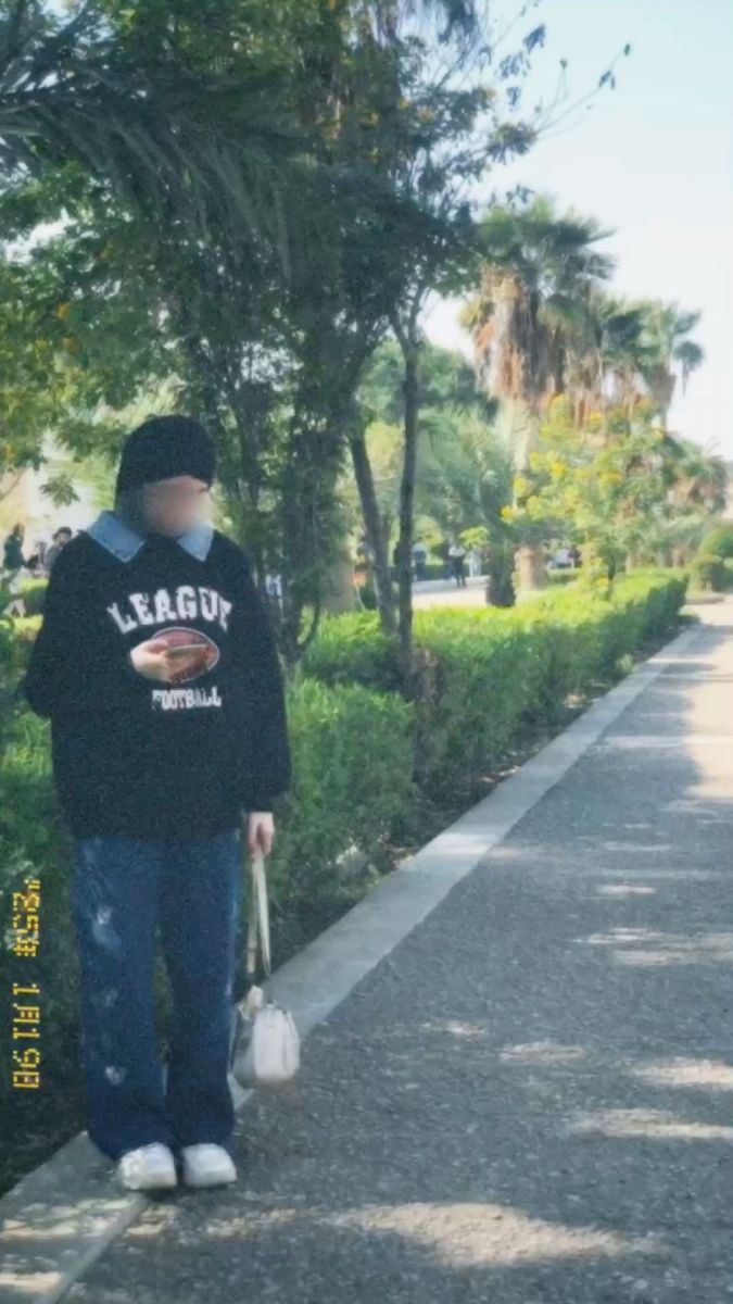 Gái xinh không mặc quần áo trong hoodie và jeans