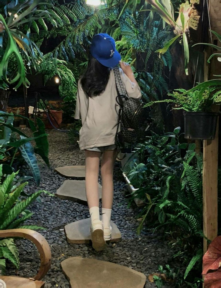 Gái xinh không mặc quần áo trong trang phục phá cách