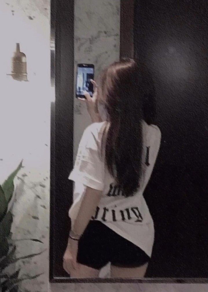 Gái xinh không mặc quần áo với áo thun oversized và quần short