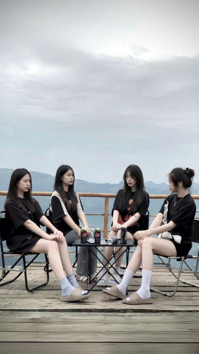 Gái xinh không mặc quần áo với phong cách độc đáo