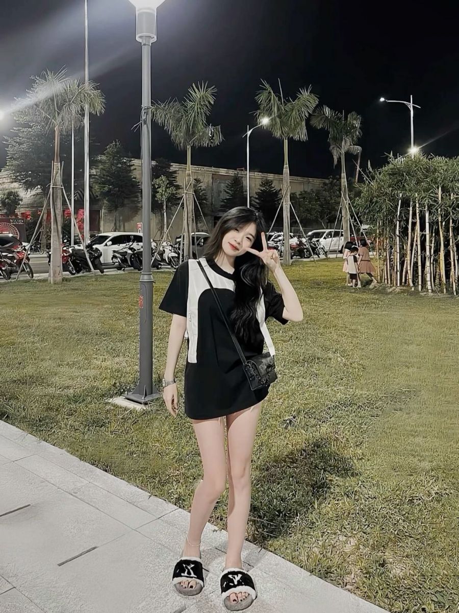 Gái xinh mặc áo 3 giây và giày sandal tạo dáng trong công viên
