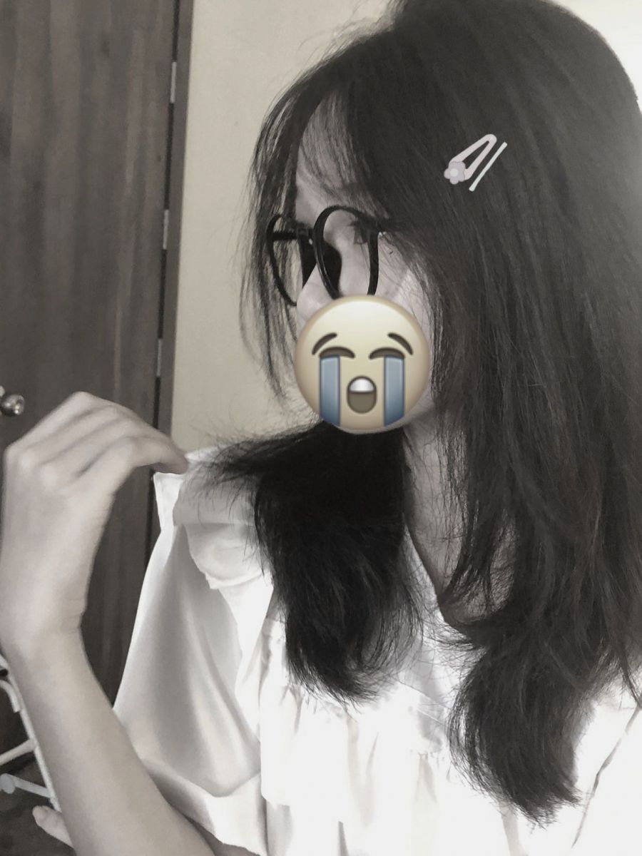 Gái xinh mặc áo blouse trắng tạo dáng trong phòng