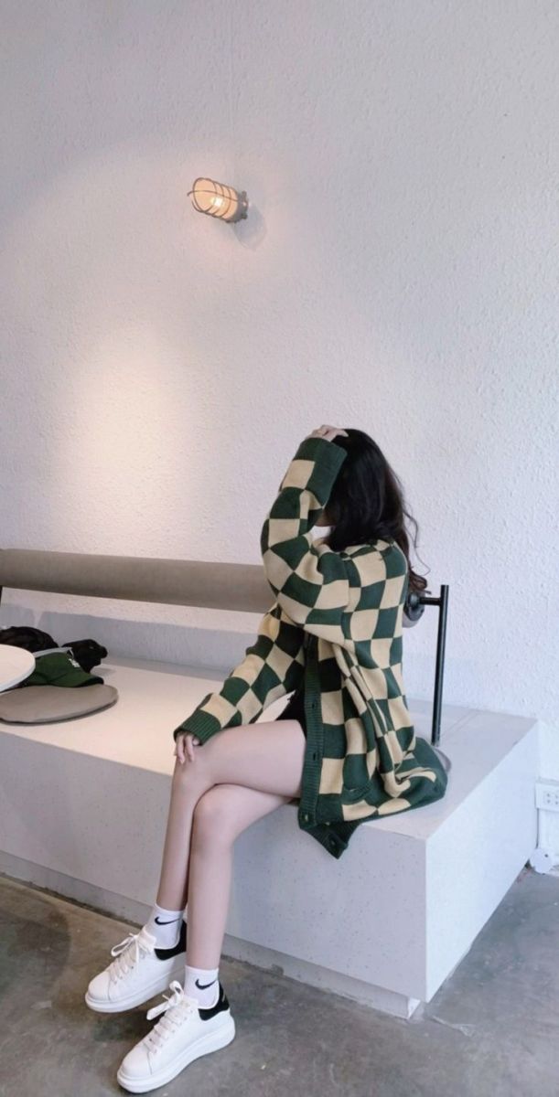 Gái xinh mặc áo cardigan hoa tiết ở vương xanh vàng