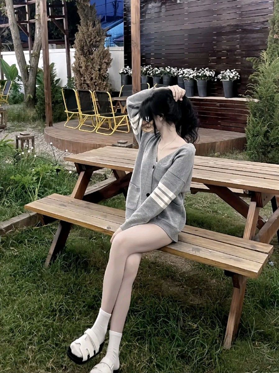 Gái xinh mặc áo cardigan xám tại quán cà phê