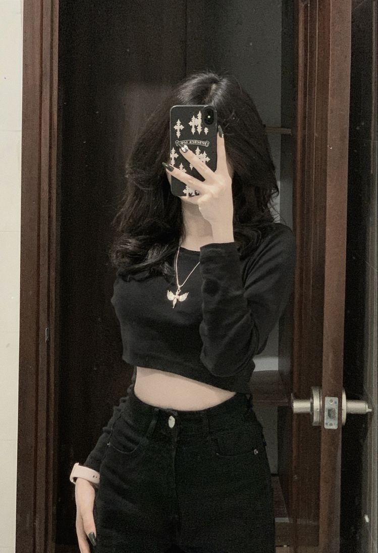 Gái xinh mặc áo crop đen và quần jeans đen tự tin chụp selfie