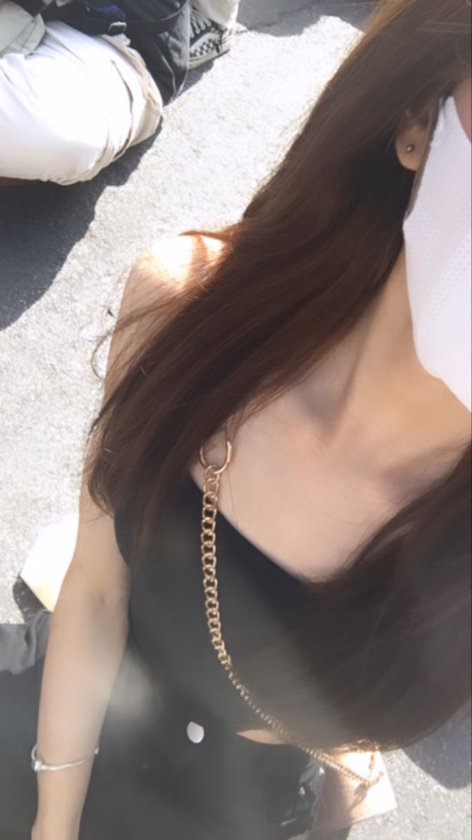 Gái xinh mặc áo crop top đen tự tin chụp ảnh ngoài trời