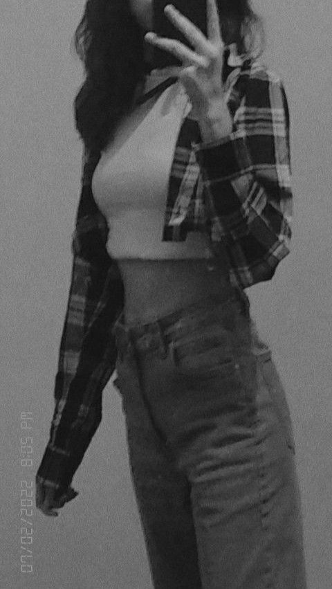 Gái xinh mặc áo crop top trắng và áo khoác flannel kẻ sọc