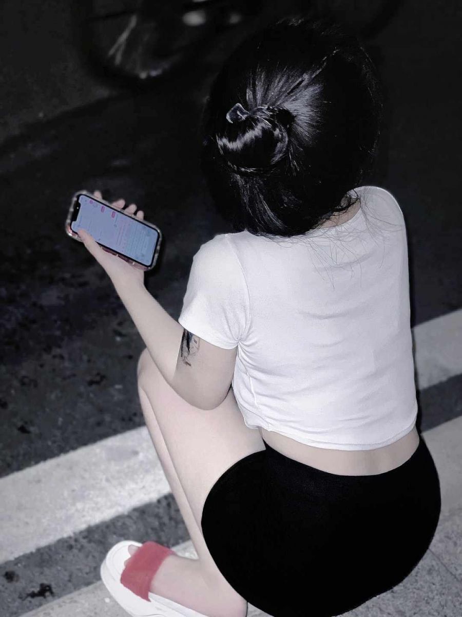 Gái xinh mặc áo crop top trắng và chân váy đen đẹp mắt